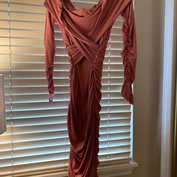 DAVINA BLUSH PINK RUCHED TWIST BARDOT LONG-SLEEVE MATERNITY MIDI DRESS - Picture 2 of 4